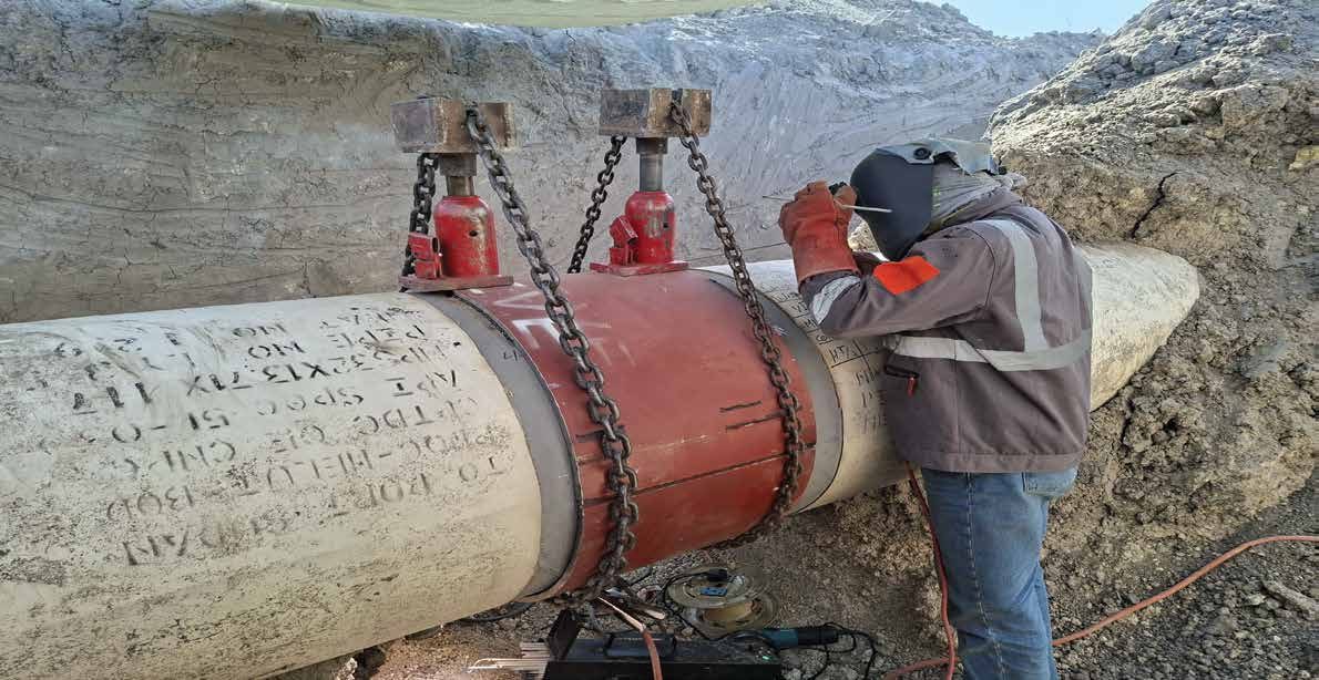Hot tapping equipment clamped to a large-diameter pipeline